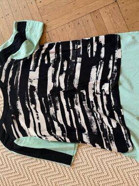 BCBGMaxAzria Briege Black and Mint Brushstroke Short Sleeve Top
